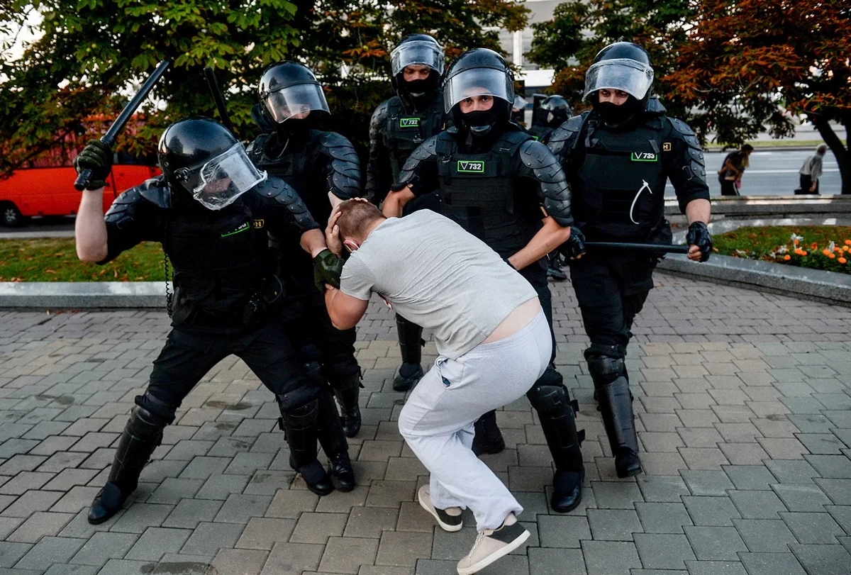 Сотрудники милиции задерживают демонстранта во время акции протеста против результатов президентских выборов в Минске, Беларусь, 10 августа 2020 года. Фото: Yauhen Yerchak / EPA