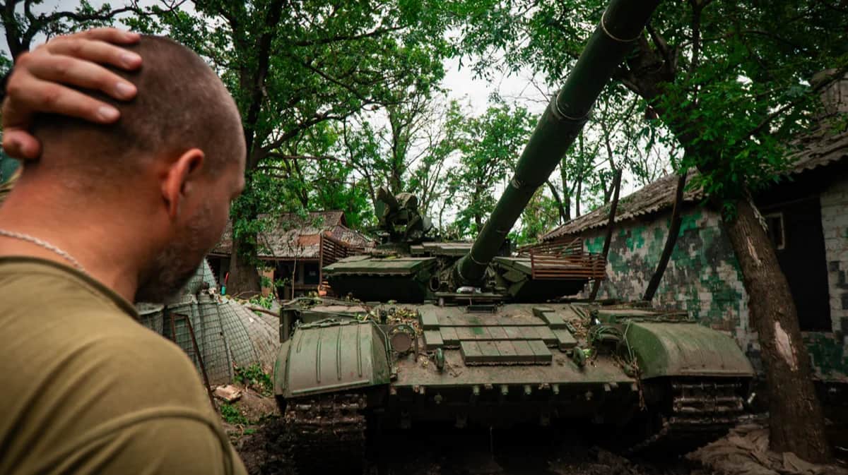 Украинские военные ремонтируют танк возле линии фронта на Донецком направлении, 02 июля 2023 год. Фото: Nikoletta Stoyanova/EPA-EFE