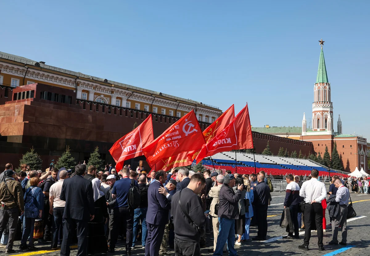 Сторонники КПРФ посещают мавзолей Ленина на Красной площади в Москве, 22 апреля 2025 года. Фото: Максим Шипенков / EPA