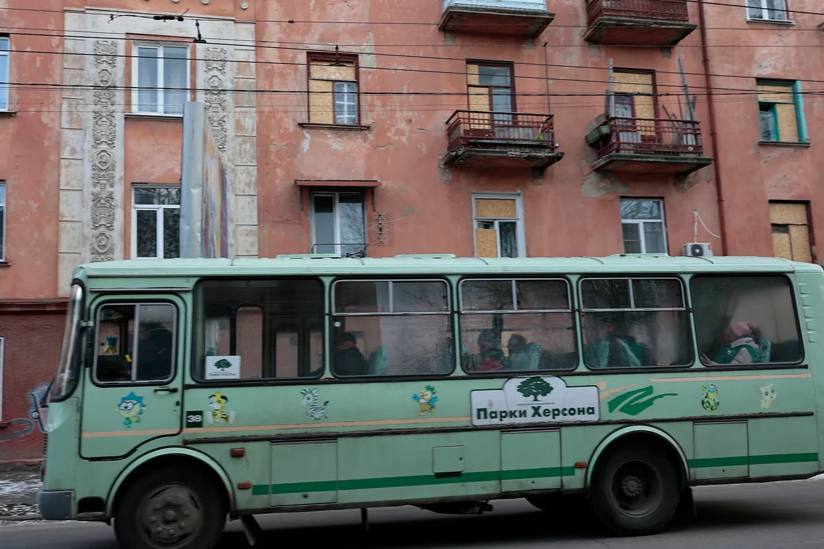 Автобус на улице Херсона. Фото: Василий Крестьянинов / «Новая Газета Европа»