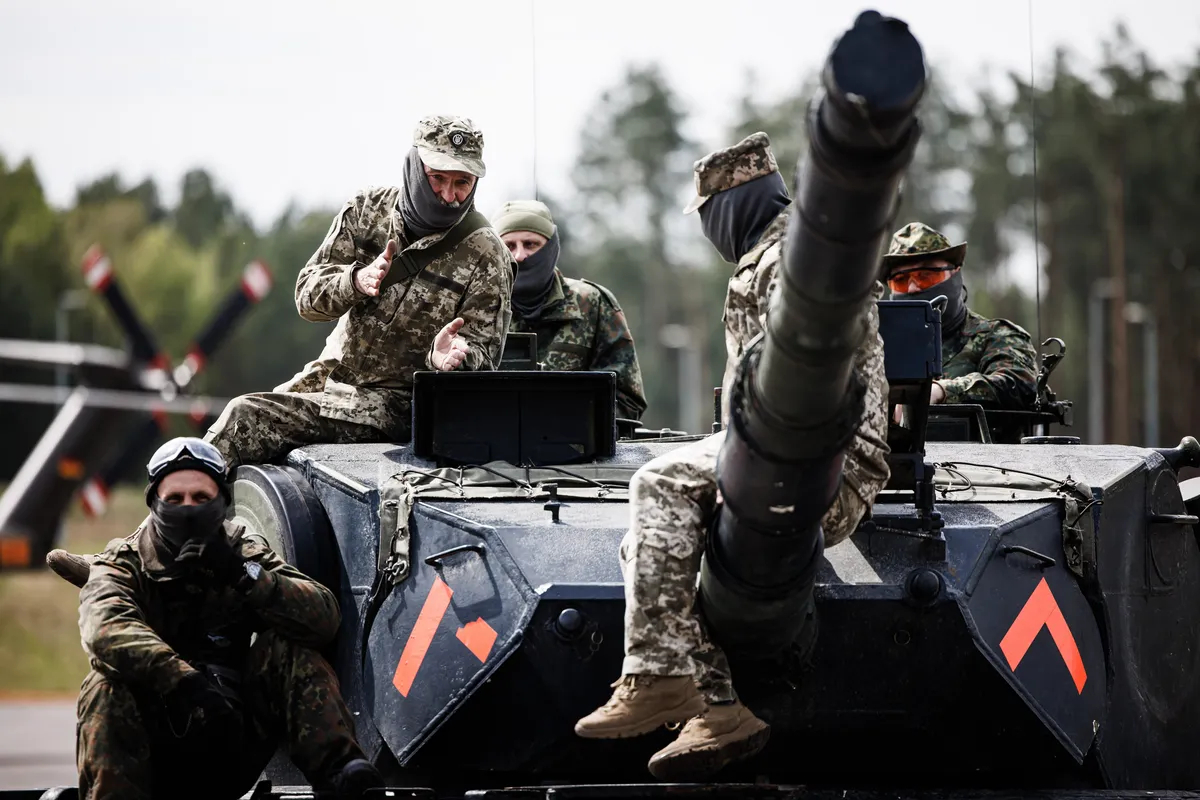 Ukrainian soldiers on a Leopard 1A5 battle tank at a Bundeswehr training hub in Klietz, Germany, 5 May 2023. Photo: EPA-EFE / CLEMENS BILAN