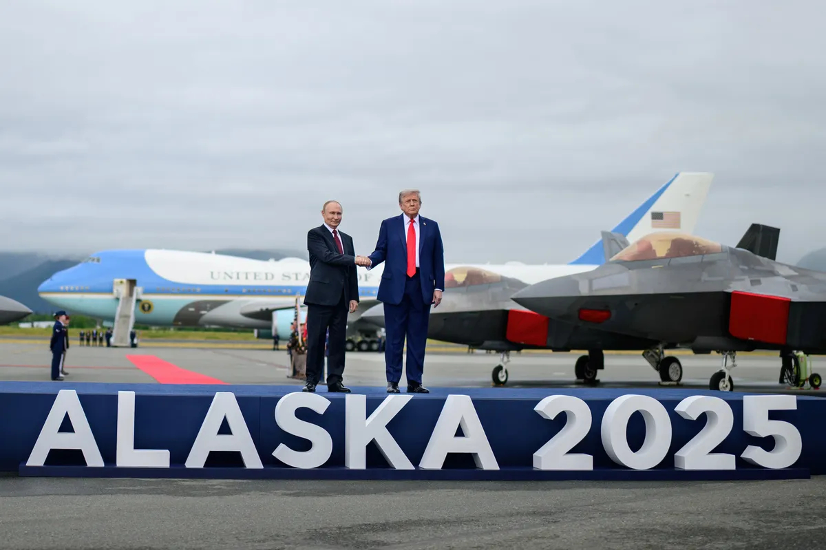 Дональд Трамп приветствует Владимира Путина на саммите «Аляска-2025», Анкоридж, Аляска, США, 15 августа 2025 г. Фото: Pool / White House / Planet Pix via ZUMA Press Wire/Shutterstock / Vidapress
