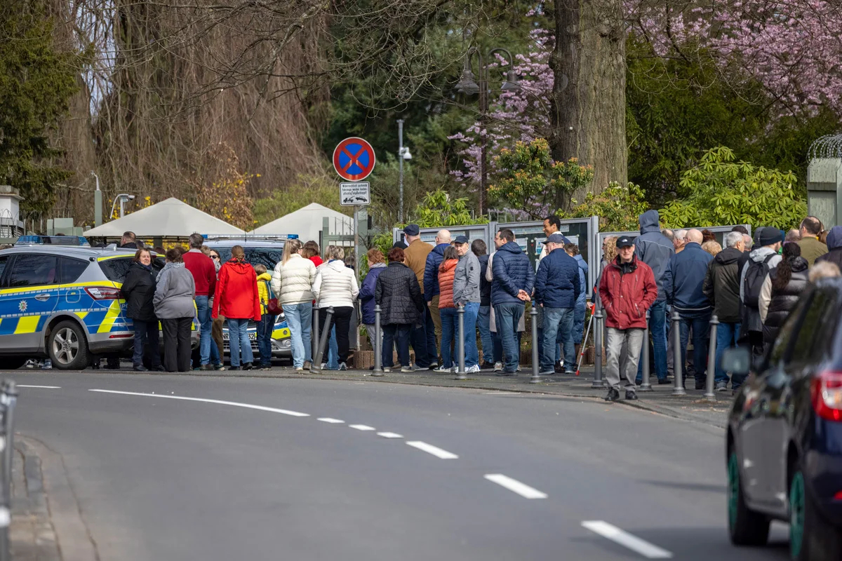 Очередь перед посольством России в Бонне, Германия, 17 марта 2024 года. Фото: Thomas Banneyer / picture alliance / Getty Images