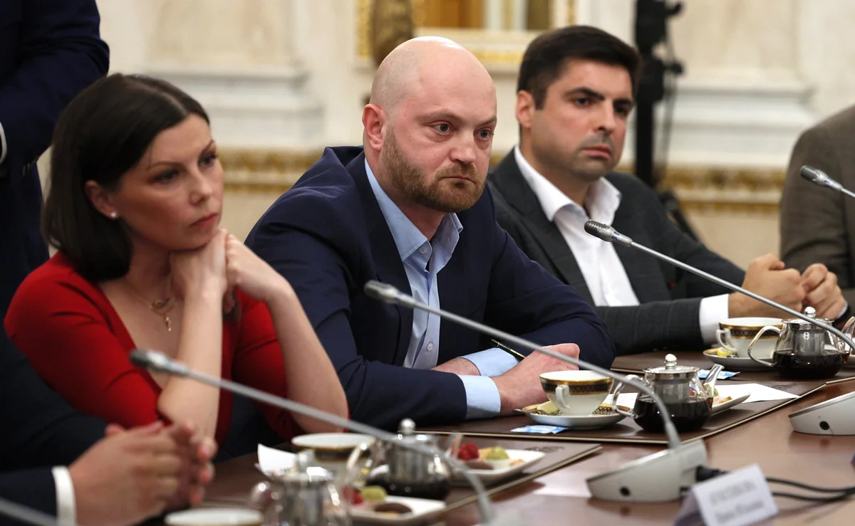 Александр Коц (в центре) на встрече Владимира Путина с военкорами в Кремле, 13 июня 2023 года. Фото: Kremlin