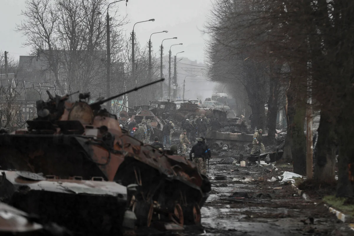 Украинские военные осматривают уничтоженную российскую технику в Буче, Украина, 3 апреля 2022 года. Фото: Atef Safadi / EPA