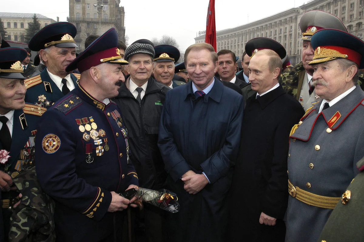 Владимир Путин, президент Украины Леонид Кучма (третий справа) и Иван Герасимов (первый справа) на встрече с ветеранами Второй мировой войны на Майдане в Киеве, Украина, 28 октября 2004 года. Фото: ИТАР-ТАСС / EPA