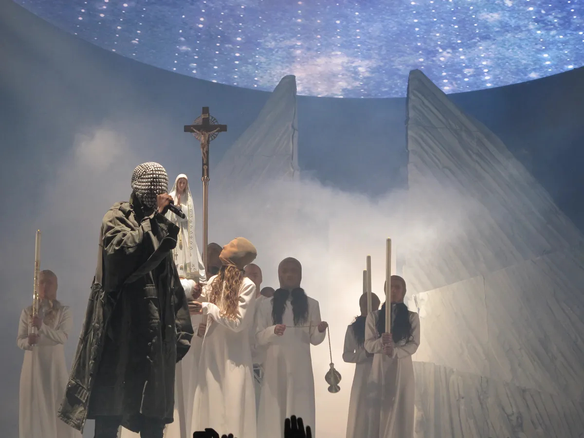 Выступление Уэста в рамках Yeezus Tour, 2013 г. Фото: Wikimedia Commons , Peter Hutchins , CC BY 2.0,