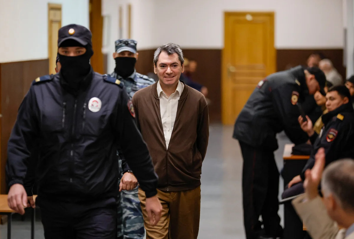 Григорий Мелконьянц в сопровождении полицейских в здании Басманного суда Москвы, 9 октября 2024 года. Фото: Юрий Кочетков / EPA