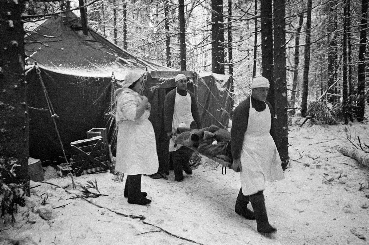 Полевой госпиталь, Волховский фронт, январь 1943 года. Фото: Анатолий Гаранин / Wikimedia