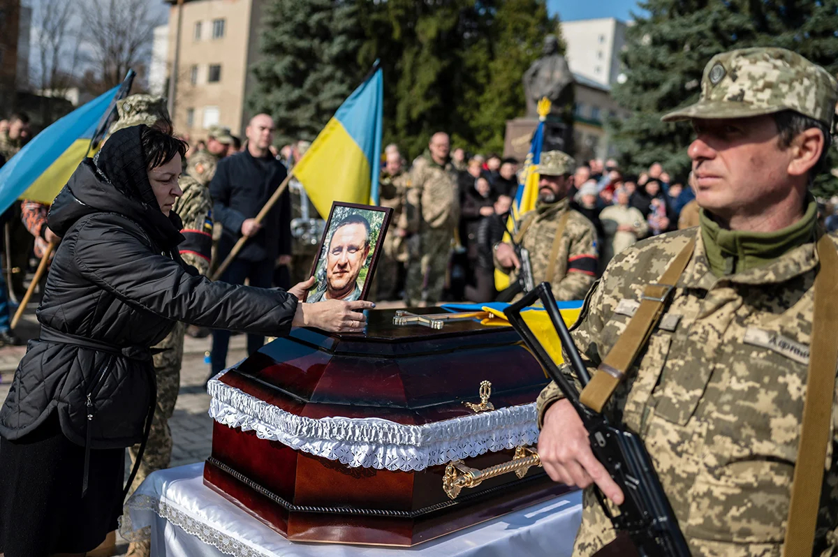 Церемония прощания с 47-летним украинским военнослужащим Романом Тяки, Стебник, Львовская область, Украина, 12 апреля 2022 года. Фото: Viacheslav Ratynskyi