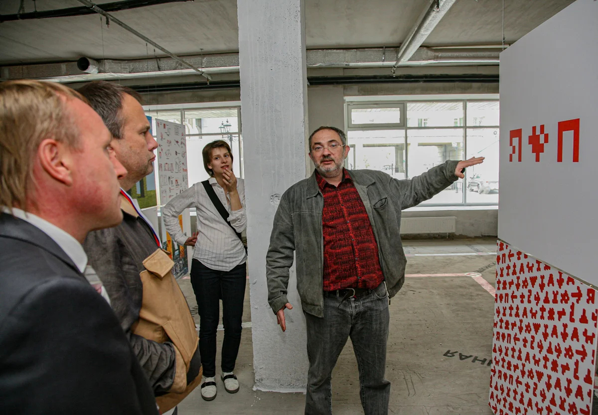 Марат Гельман демонстрирует проект «буква П» в Перми, 2010 год. Фото: Игорь Катаев / Fotofelix59 / Wikimedia (CC BY-SA 4.0)