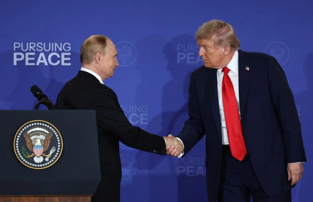 Дональд Трамп и Владимир Путин встречаются на Аляске. Фото: Сергей Бобылев / SPUTNIK / KREMLIN POOL