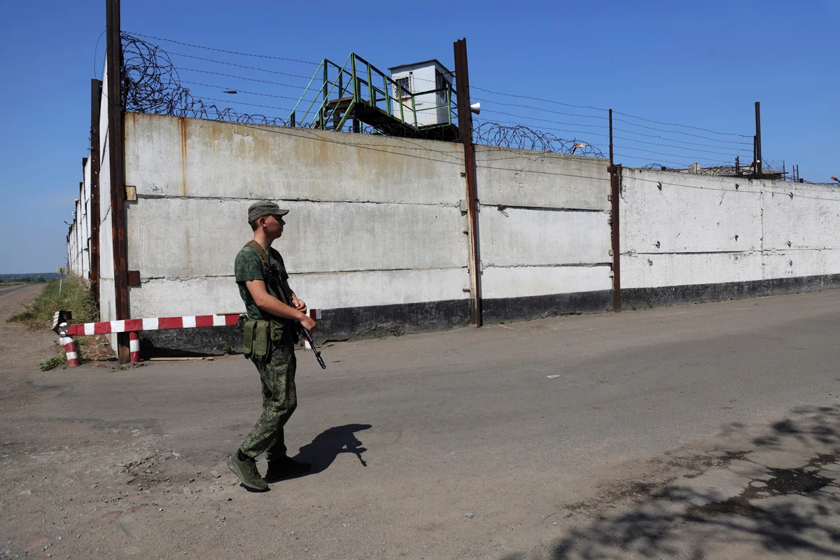 Российский военный патрулирует тюрьму в Оленовке, Донецкая области, 29 июля 2022 года. Фото: AP Photo / Scanpix / LETA