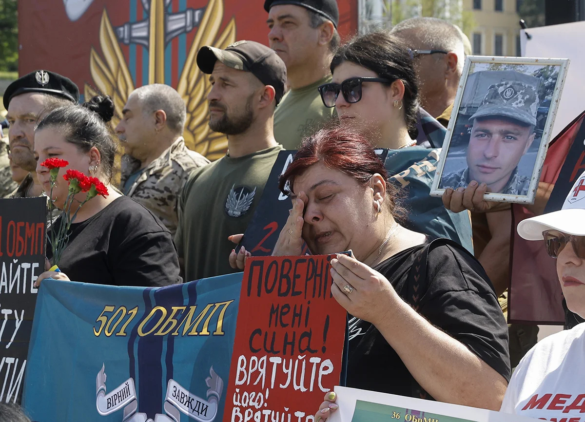 Родственники украинских военнослужащих, удерживаемых Россией в плену, проводят митинг на площади Независимости в Киеве, Украина, 23 мая 2024 года. Фото: Sergey Dolzhenko / EPA