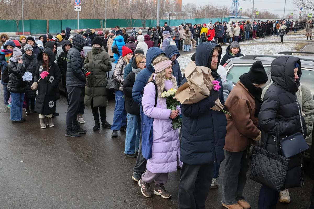 Люди стоят в очереди, чтобы посетить могилу Алексея Навального в первую годовщину его смерти на Борисовском кладбище в Москве, 16 февраля 2025 года. Фото: Максим Шипенков / EPA