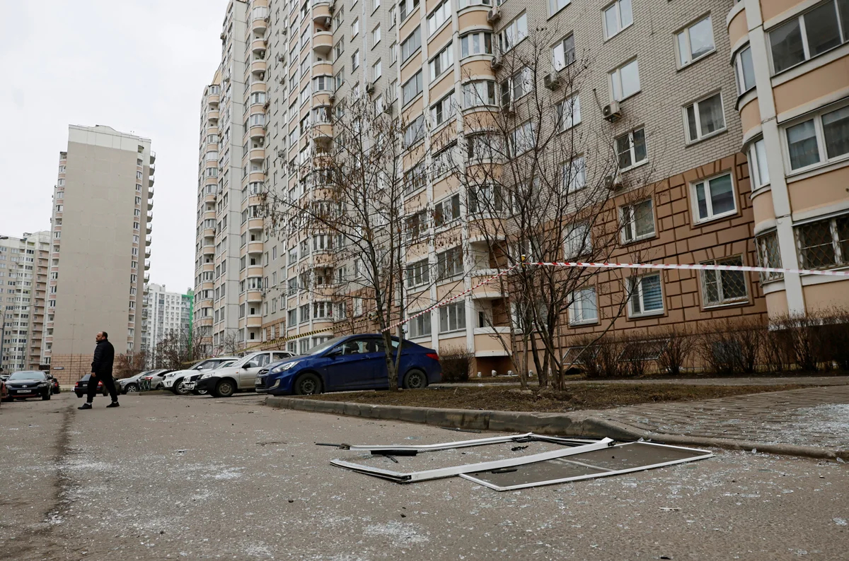 Обломки на земле рядом с домом, повреждённым в результате атаки украинского дрона, Видное, Московская область, 11 марта 2025 года. Фото: Reuters / Scanpix / LETA