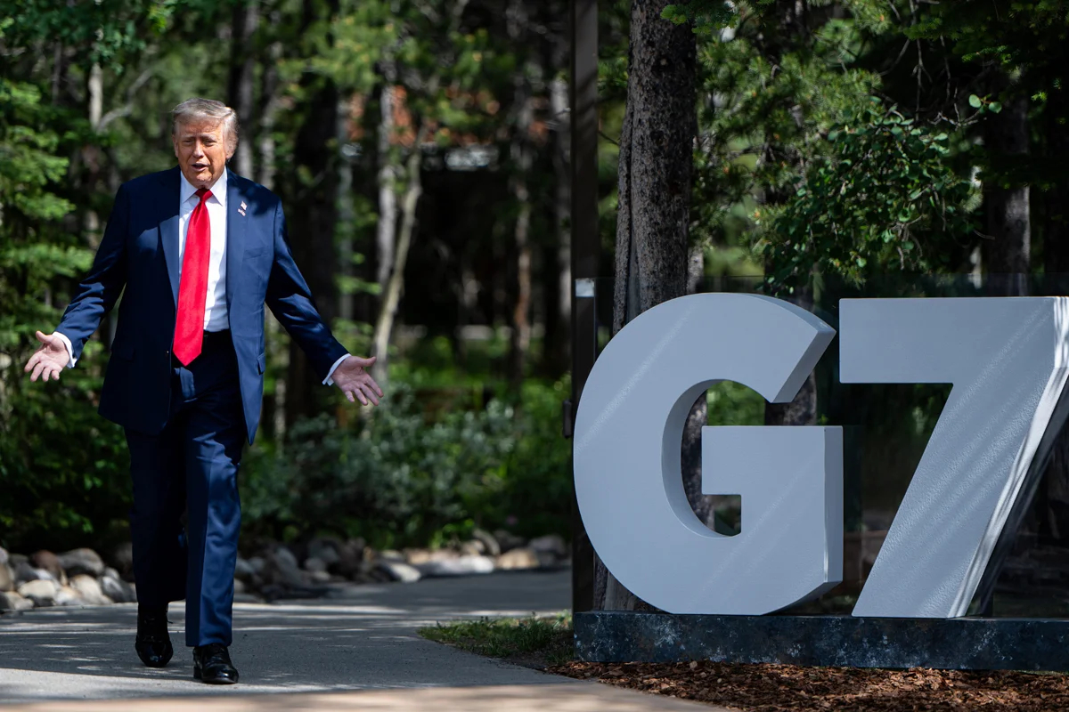 Дональд Трамп во время первого дня саммита лидеров G7 в Кананаскисе, Канада, 16 июня 2025 года. Фото: Spencer Colby / EPA