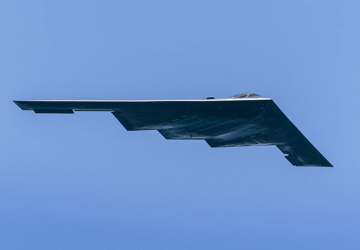 Стратегический бомбардировщик-невидимка B-2 Spirit ВВС США пролетает над Саут-Бич во время празднования Дня памяти в Майами-Бич, Флорида, США, 25 мая 2024 года. Фото: Cristobal Herrera-Ulashkevich / EPA
