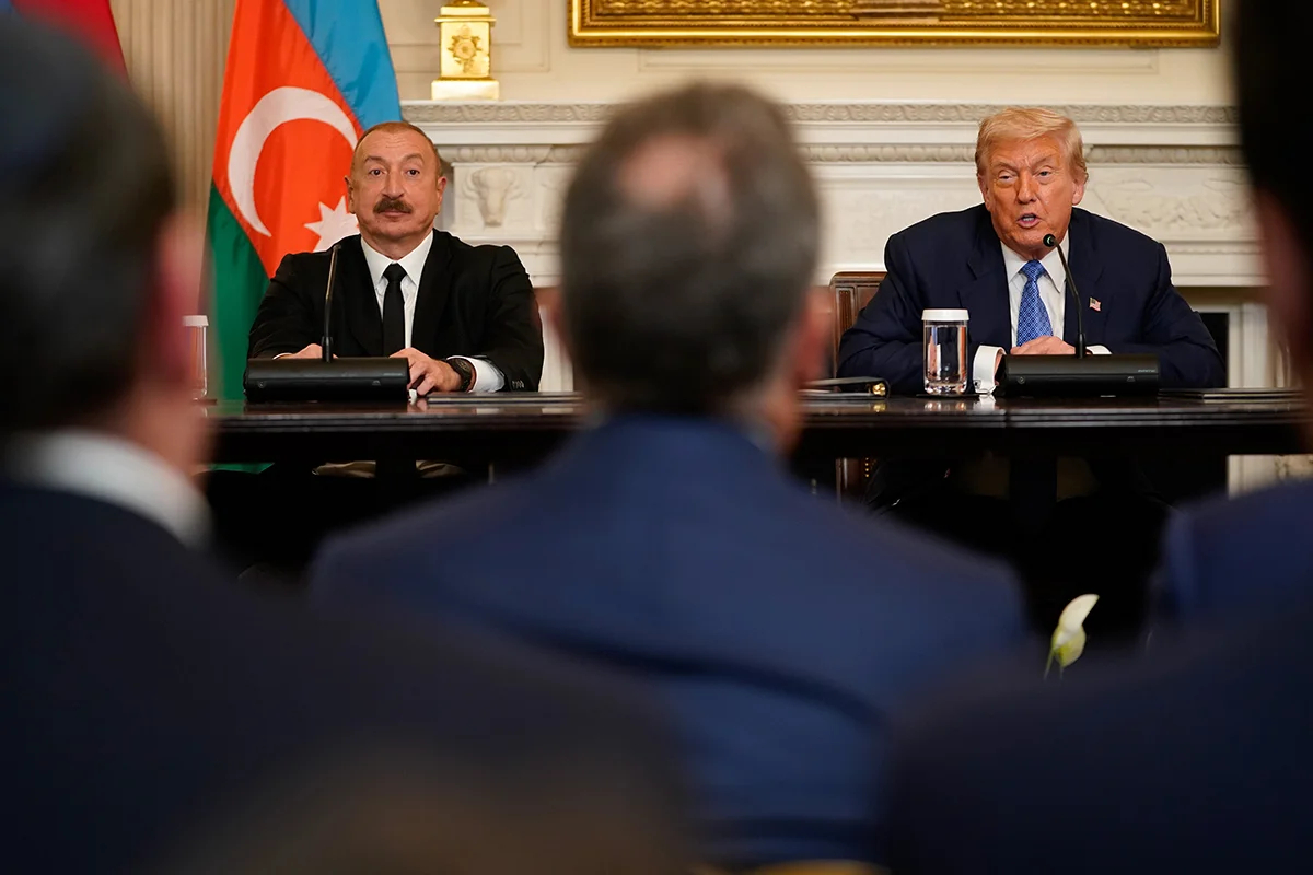 Президент Азербайджана Ильхам Алиев и президент США Дональд Трамп во время церемонии подписания соглашения Белом доме в Вашингтоне, округ Колумбия, США, 8 августа 2025 года. Фото: Nathan Howard / EPA