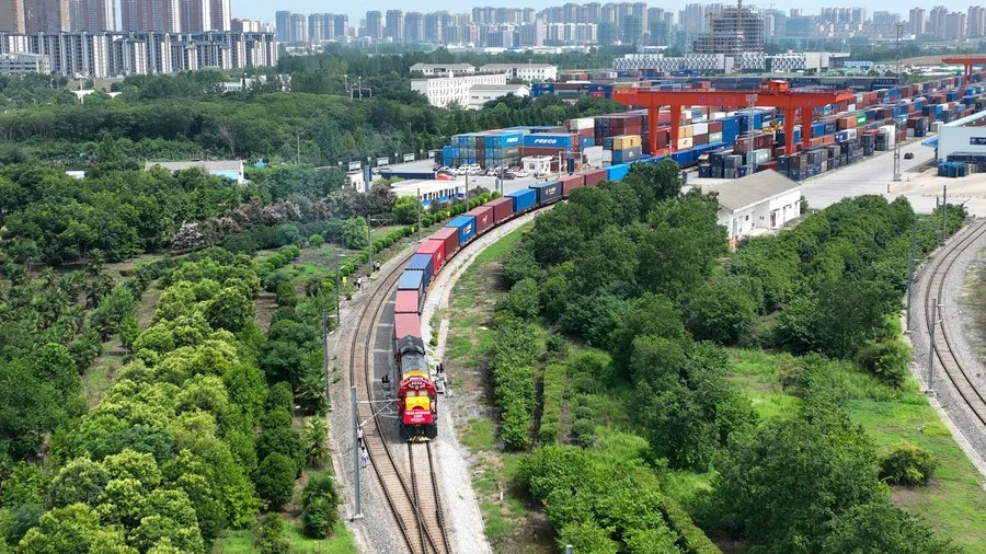 Грузовой поезд Китай-Европа с контейнерами готовится к отправке. Фото: Belt and Road Portal