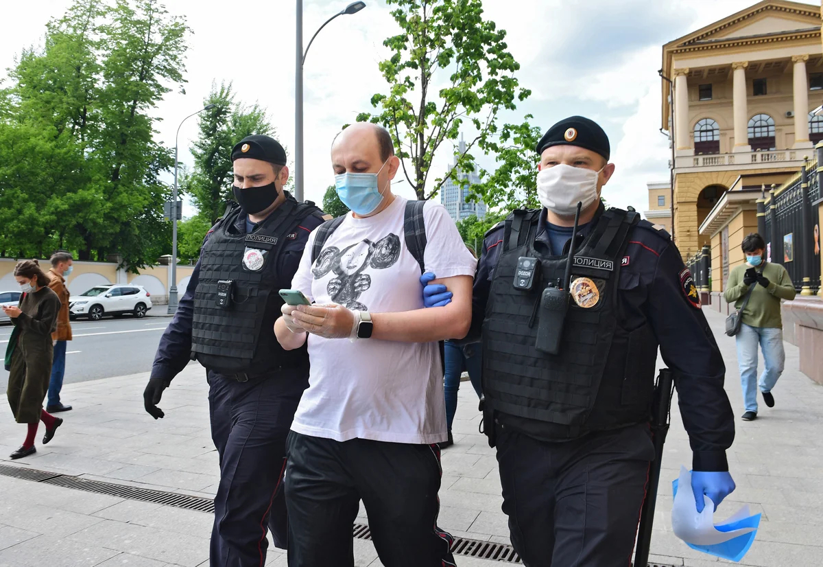 Полицейские задерживают Смирнова после пикета в поддержку журналиста Ильи Азара у здания МВД России на Петровке, Москва, 28 мая 2020 года. Фото: Игорь Иванко / Коммерсантъ / Sipa USA / Vida Press