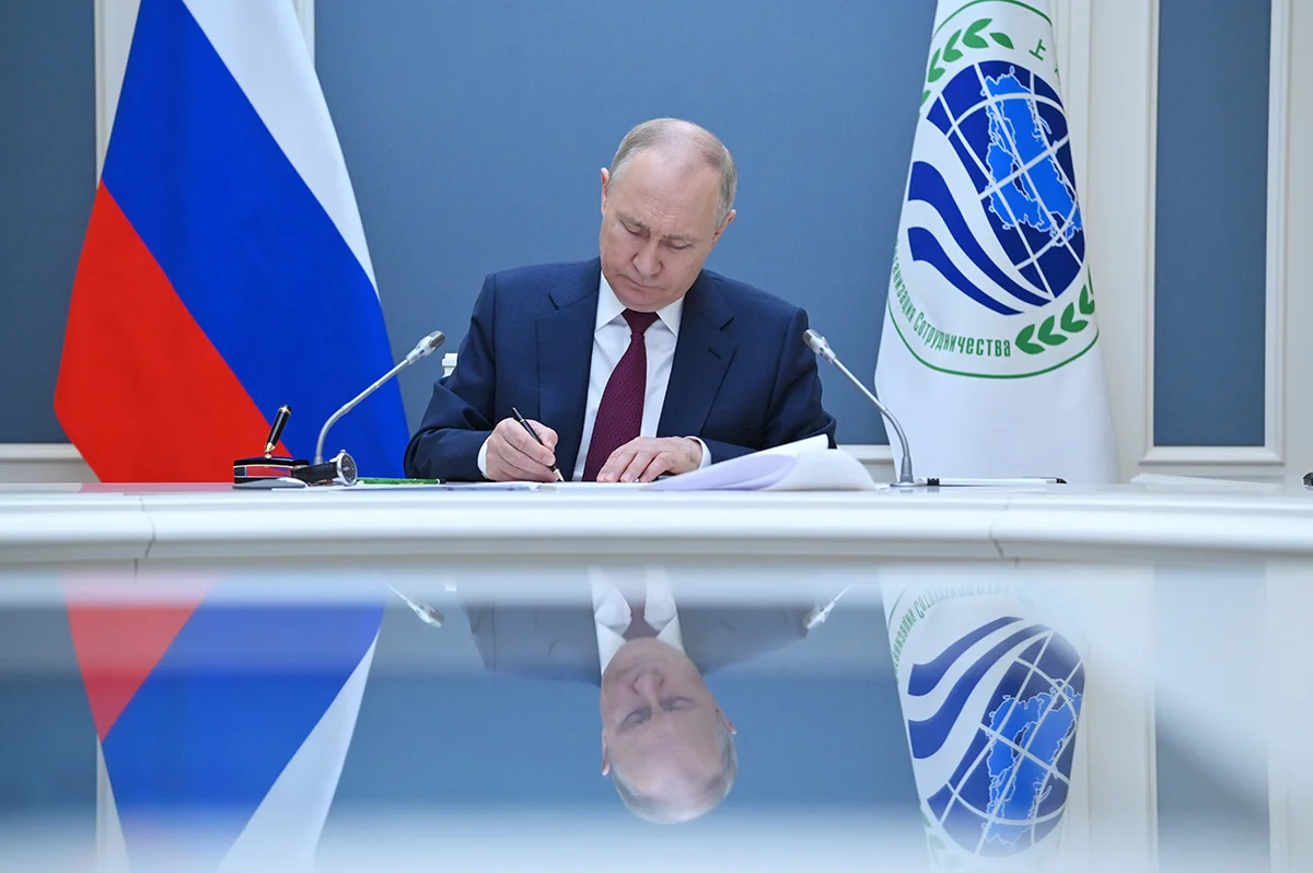 Владимир Путин подписывает документы во время участия в заседании Совета глав государств Шанхайской организации сотрудничества (ШОС) в режиме видеоконференции в Кремле в Москве, Россия, 4 июля 2023 года. Фото: Александр Козаков / EPA-EFE