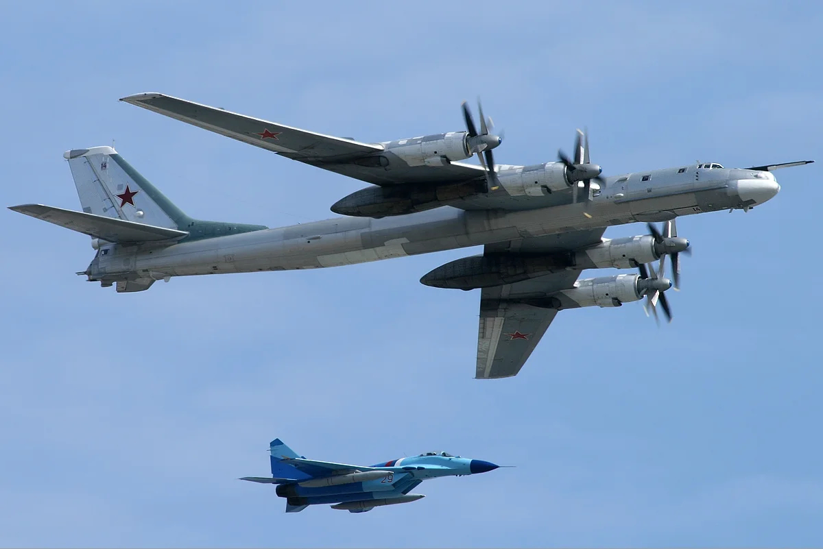 Ту-95МС и МиГ-29. Фото: Wikimedia Commons , Sergey Kustov , CC BY-SA 3.0