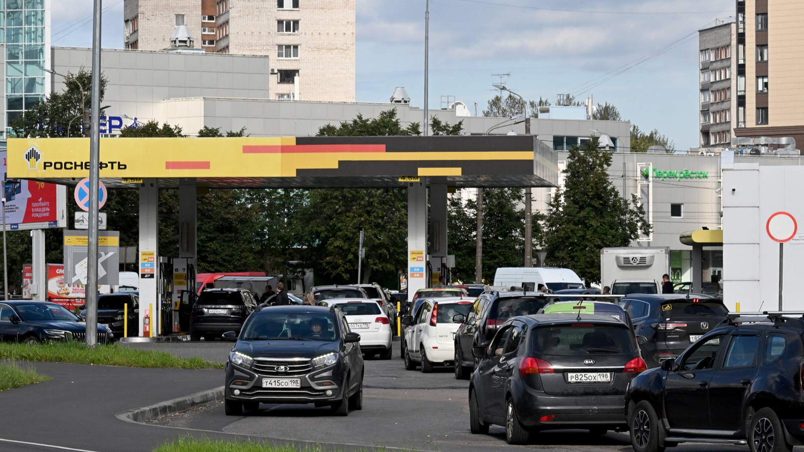 Очередь из автомобилей на заправке. Санкт-Петербург. 16 сентября 2026 года. Фото: Тимур Касумов / Anadolu / Abaca Press / ddp images / Vida Press