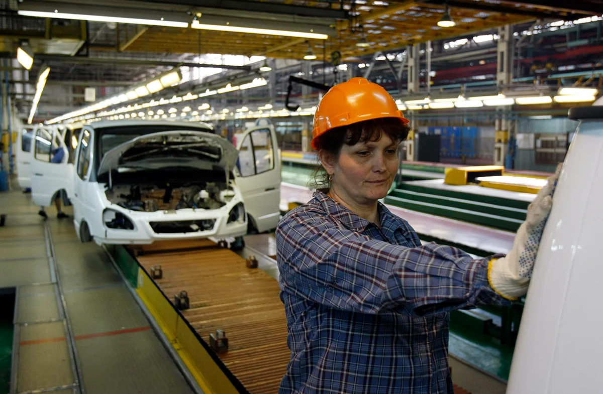 Сборщица на заводе ГАЗ в Нижнем Новгороде, 16 июня 2009 года. Фото: Денис Синяков / REUTERS / Scanpix / LETA