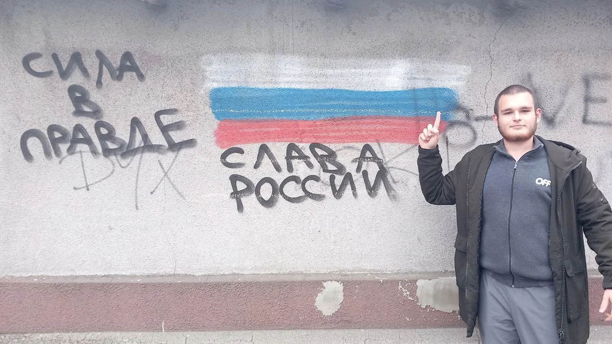 Абасов на фоне графити с флагом России, Белград, 2022 год. Фото с личной страницы героя в VK