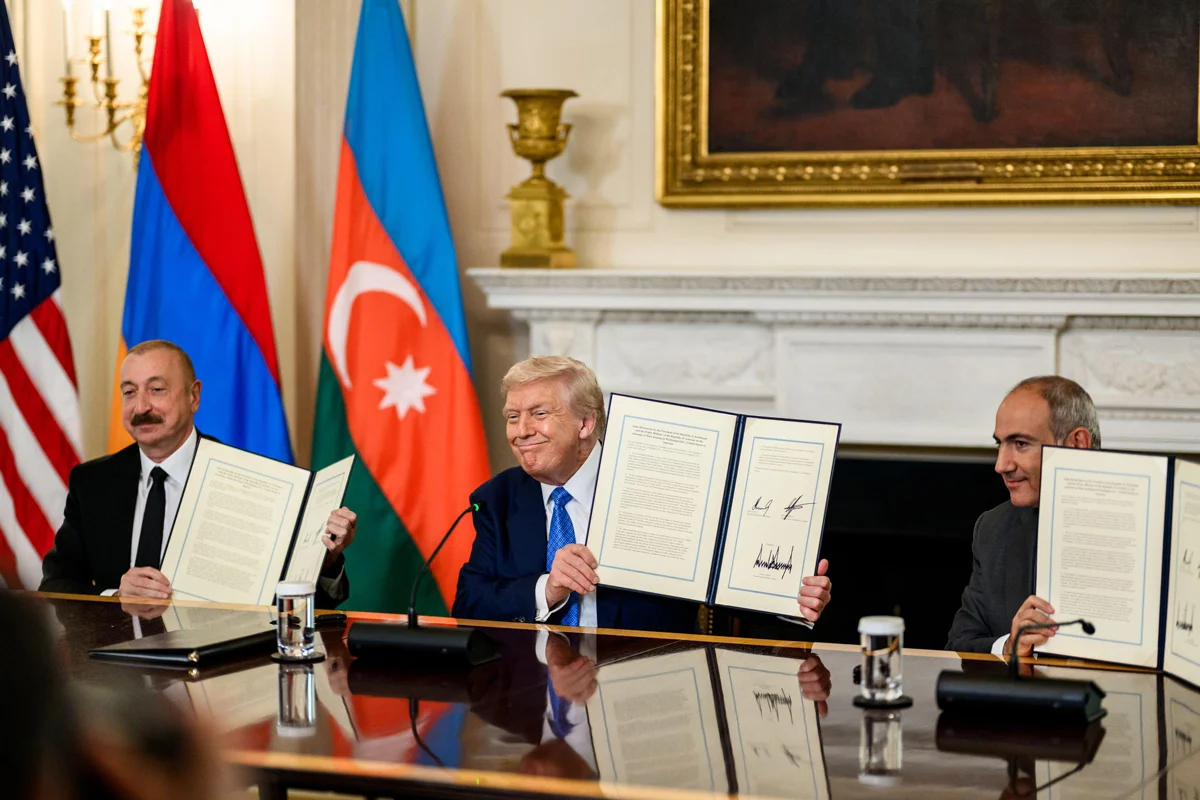 Ильхам Алиев, Дональд Трамп и Никол Пашинян после подписания совместной декларации, Вашингтон, округ Колумбия, США, 8 августа 2025 года. Фото: Daniel Torok / White House / Sipa USA / Vida Press