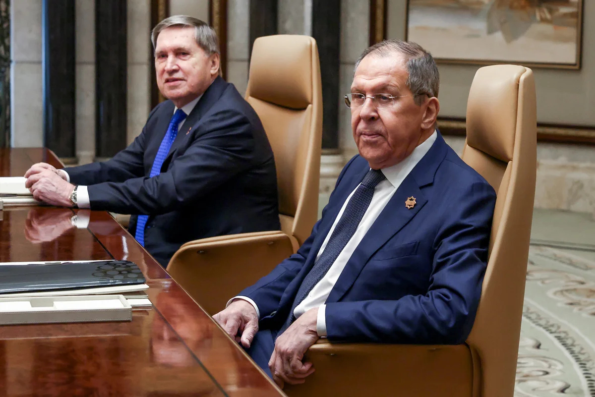 Сергей Лавров и Юрий Ушаков на переговорах в Эр-Рияде, 18 февраля 2025 года. Фото: Evelyn Hockstein / AP / Scanpix / LETA