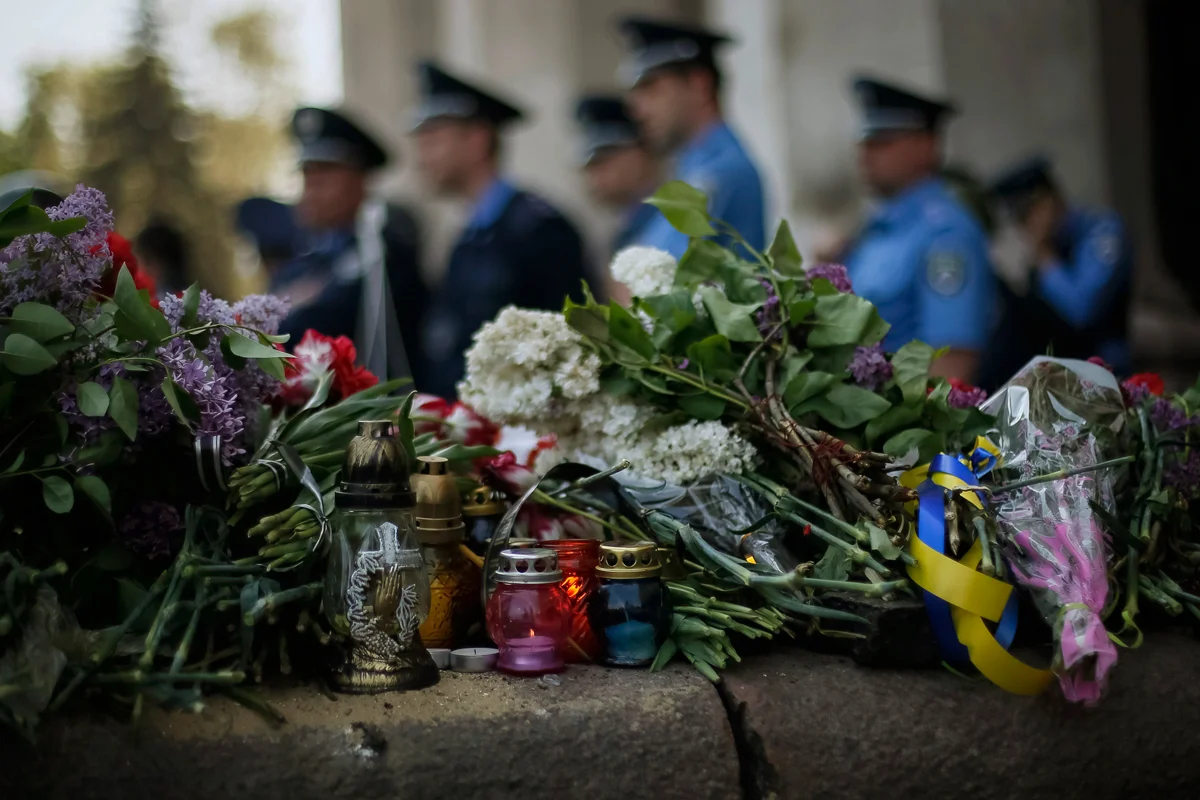 Стихийный мемориал у дома профсоюзов, Одесса, 4 мая 2014 года. Фото: Gleb Garanich / Reuters / Scanpix / LETA