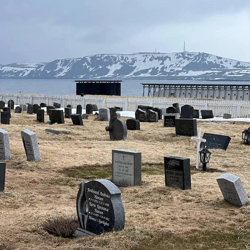 Кладбище и за ним — мемориал Стейлнесет, посвященный жертвам «колдовских процессов» в Финнмарке. Вардё, Норвегия. Фото: Ирина Кравцова