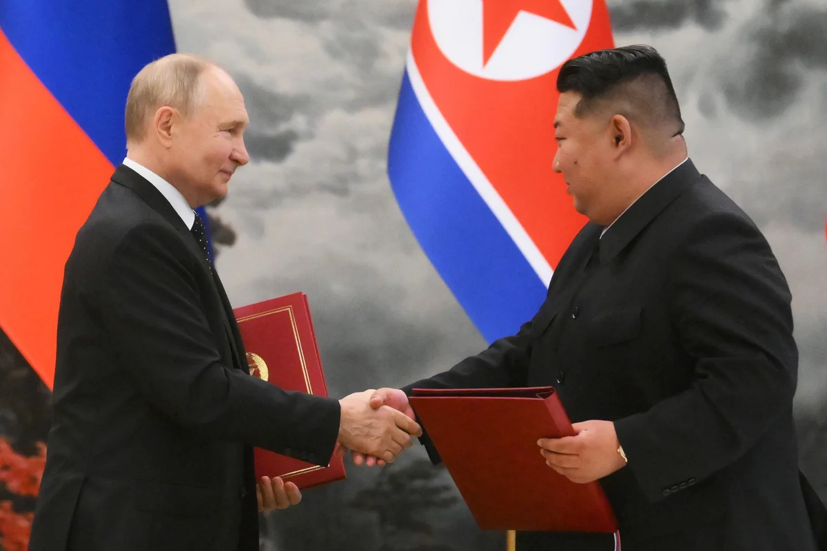 Владимир Путин и Ким Чен Ын жмут друг другу руки во время церемонии подписания двусторонних переговоров в Пхеньяне, Северная Корея, 19 июня 2024 года. Фото: Кристина Кормилицына / Спутник / Kremlin / EPA