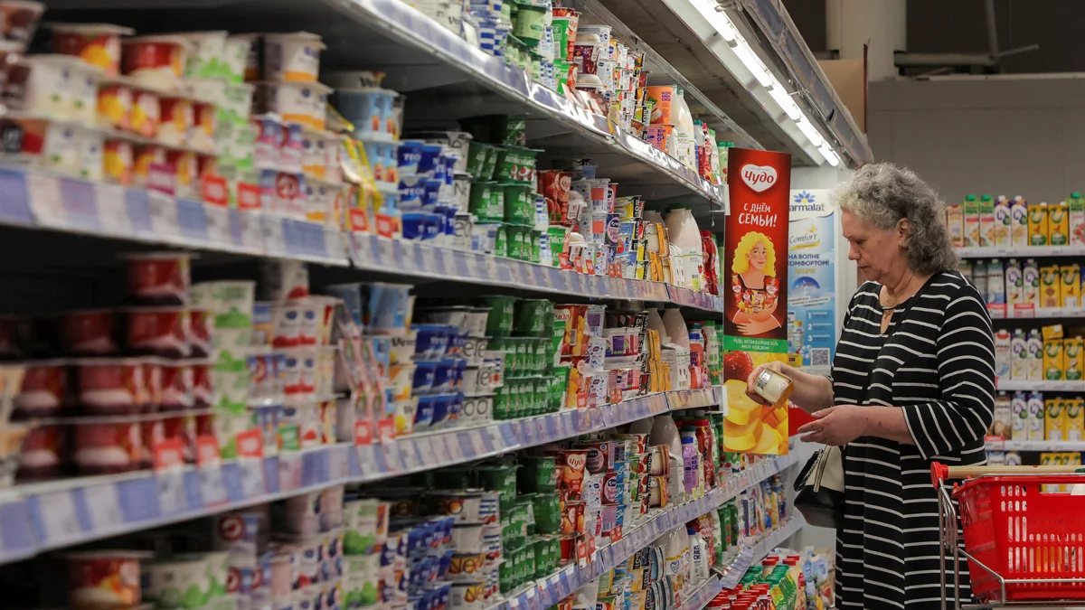 Покупатель в продуктовом магазине, Санкт-Петербург, 27 июня 2024 года. Фото: Антон Ваганов / Reuters / Scanpix / LETA