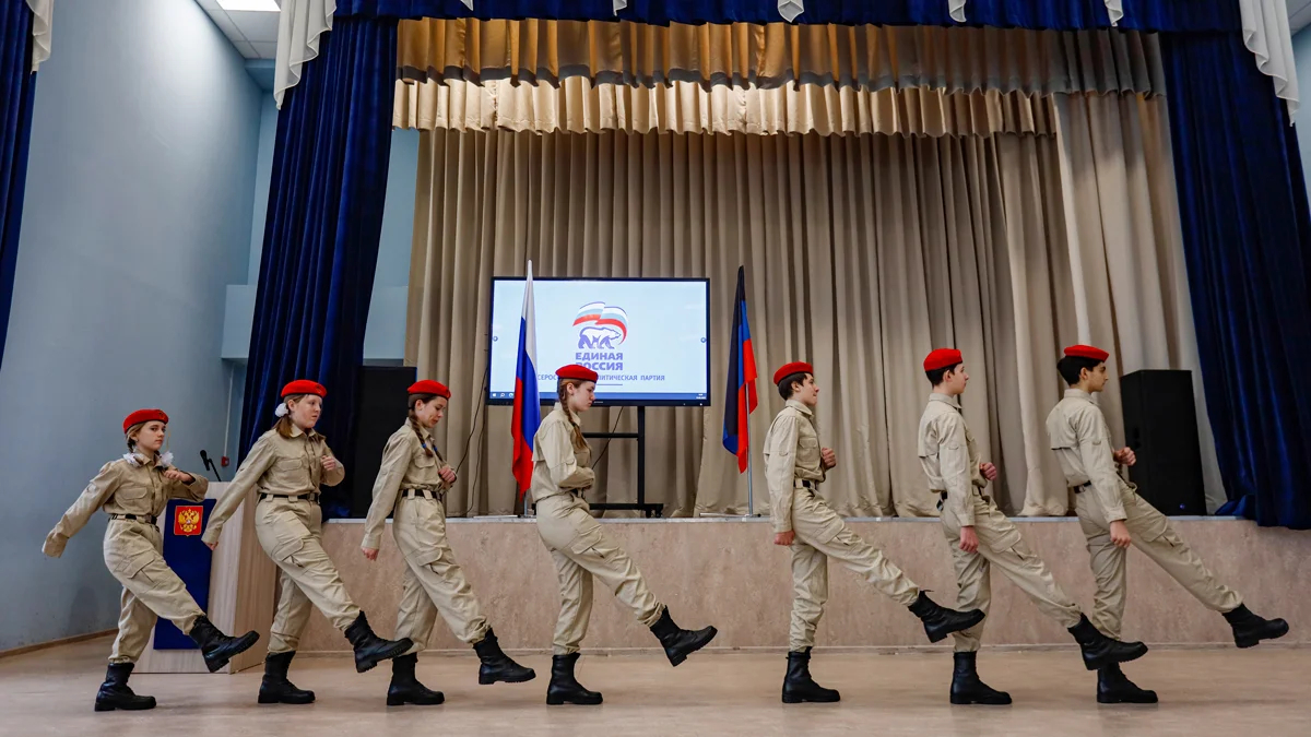 Участники военно-патриотического движения «Юнармия» готовятся к празднованию Дня защитника Отечества в школе № 7, Мариуполь, 15 февраля 2025 года. Фото: EPA