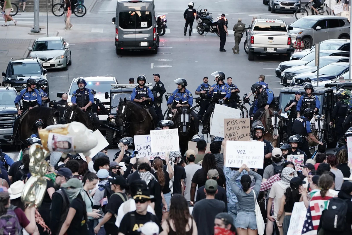 Протестующие напротив полиции в Остине, Техас, 14 июня 2025 года. Фото: Dustin Safranek / EPA / Scanpix / LETA