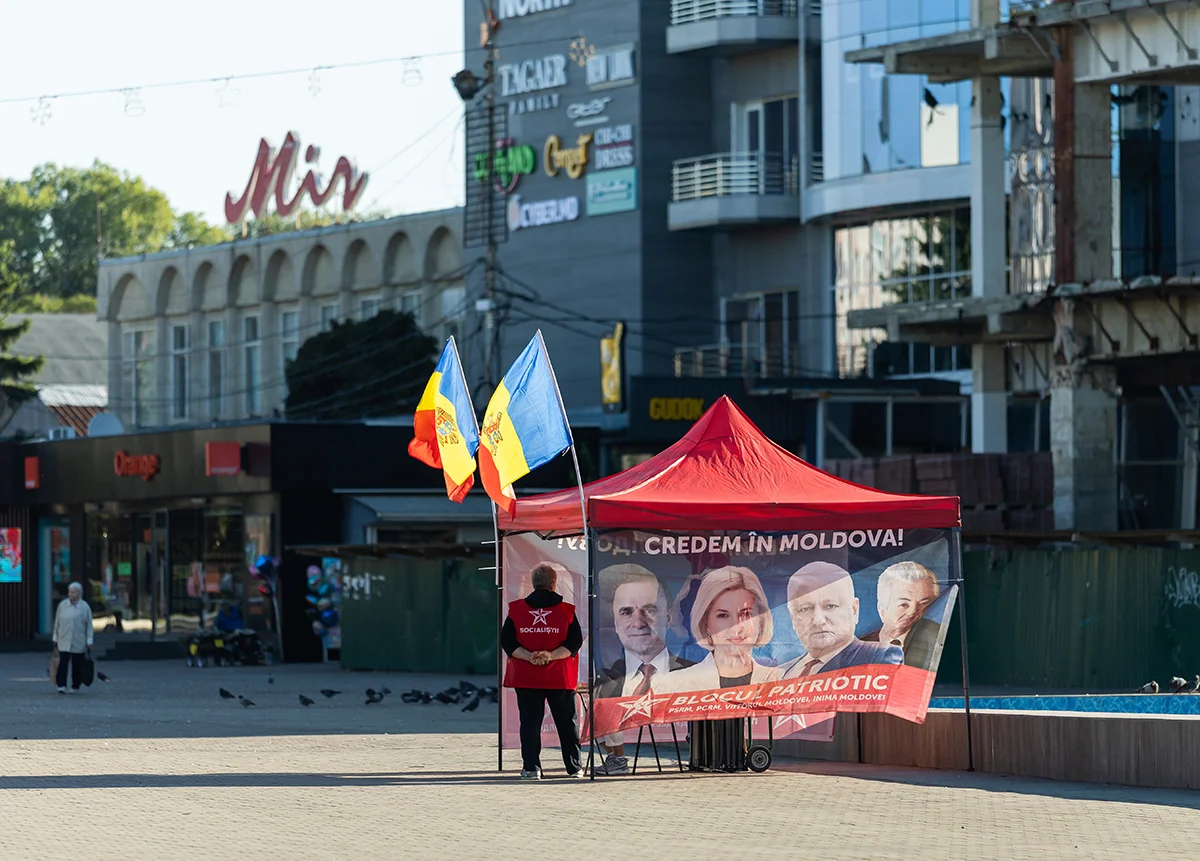 Палатка избирательной кампании в Бельцах, Молдова, 23 сентября 2025 года. Фото: Dumitru Doru / EPA