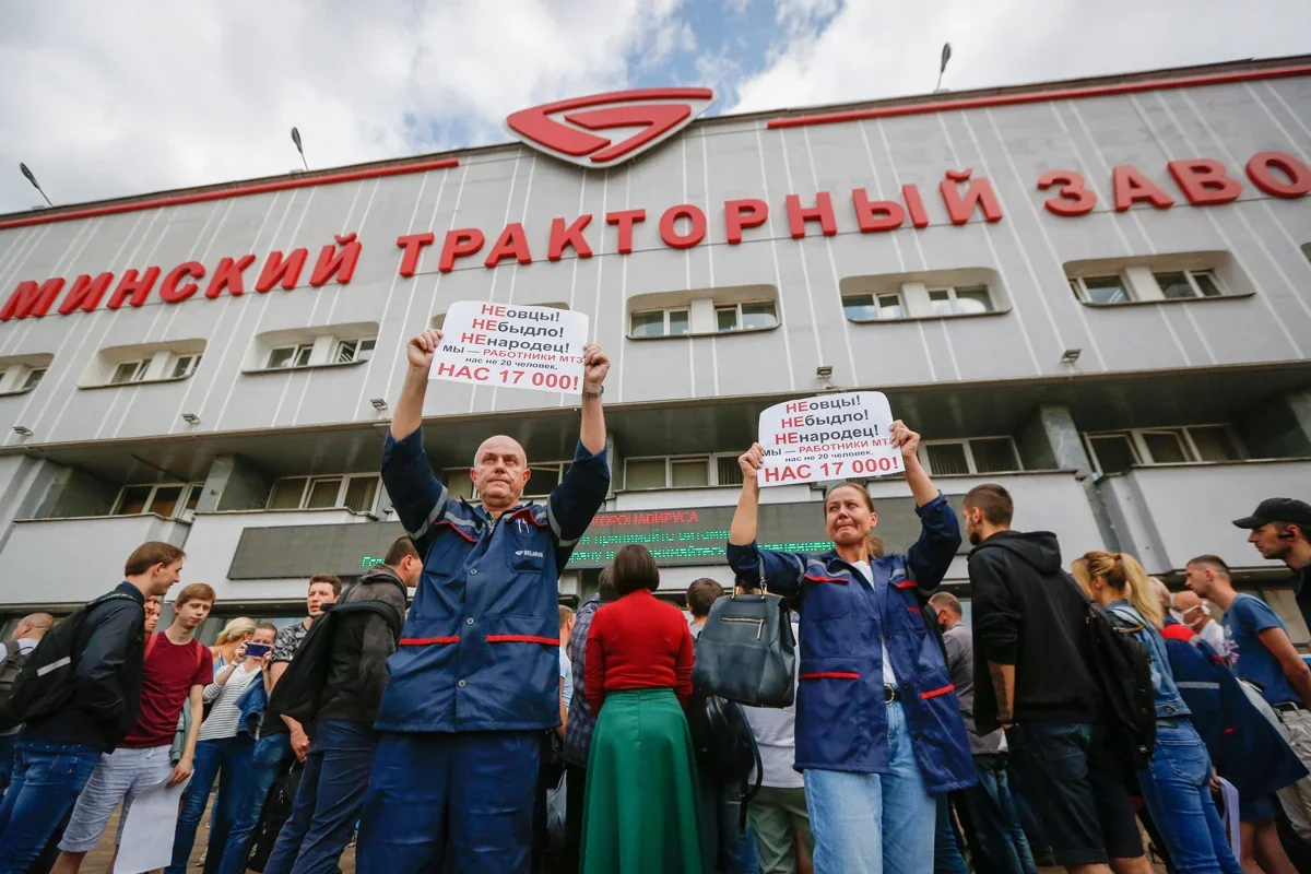 Minsk Tractor Plant employees protest the election results, Minsk, Belarus, 14 August 2020. Photo: Tatiana Zenkovich / EPA