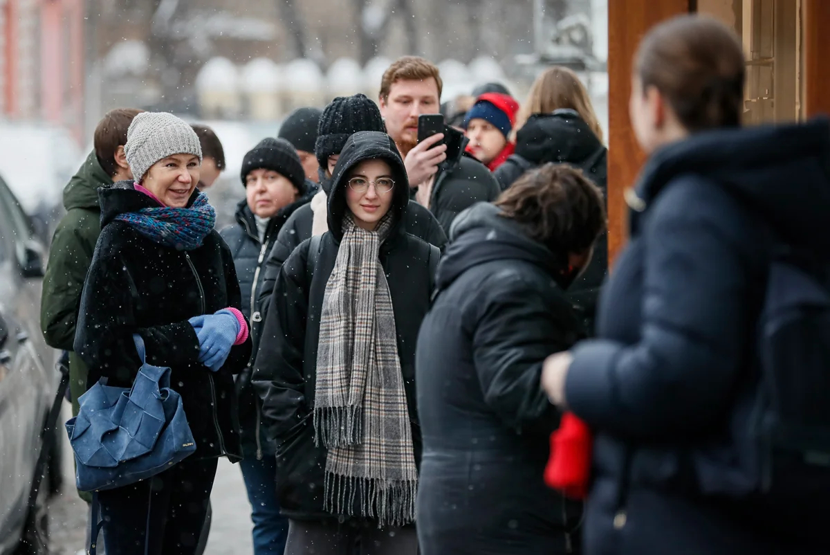 Очередь у штаба Надеждина во время сбора подписей в его поддержку, Москва, 25 января 2024 года. Фото: Юрий Кочетков / EPA