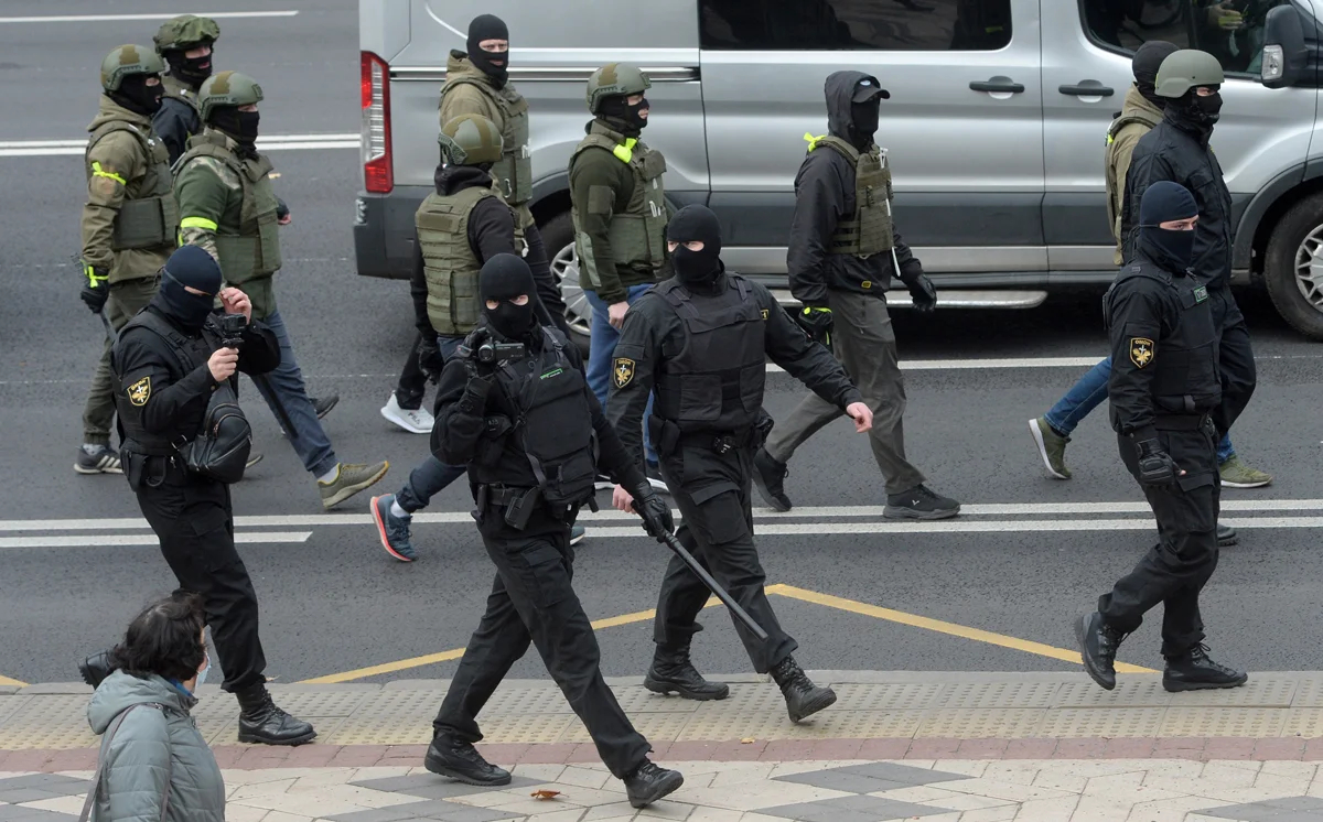Полицейские во время акций протеста в Минске, 1 ноября 2020 года. Фото: EPA-EFE