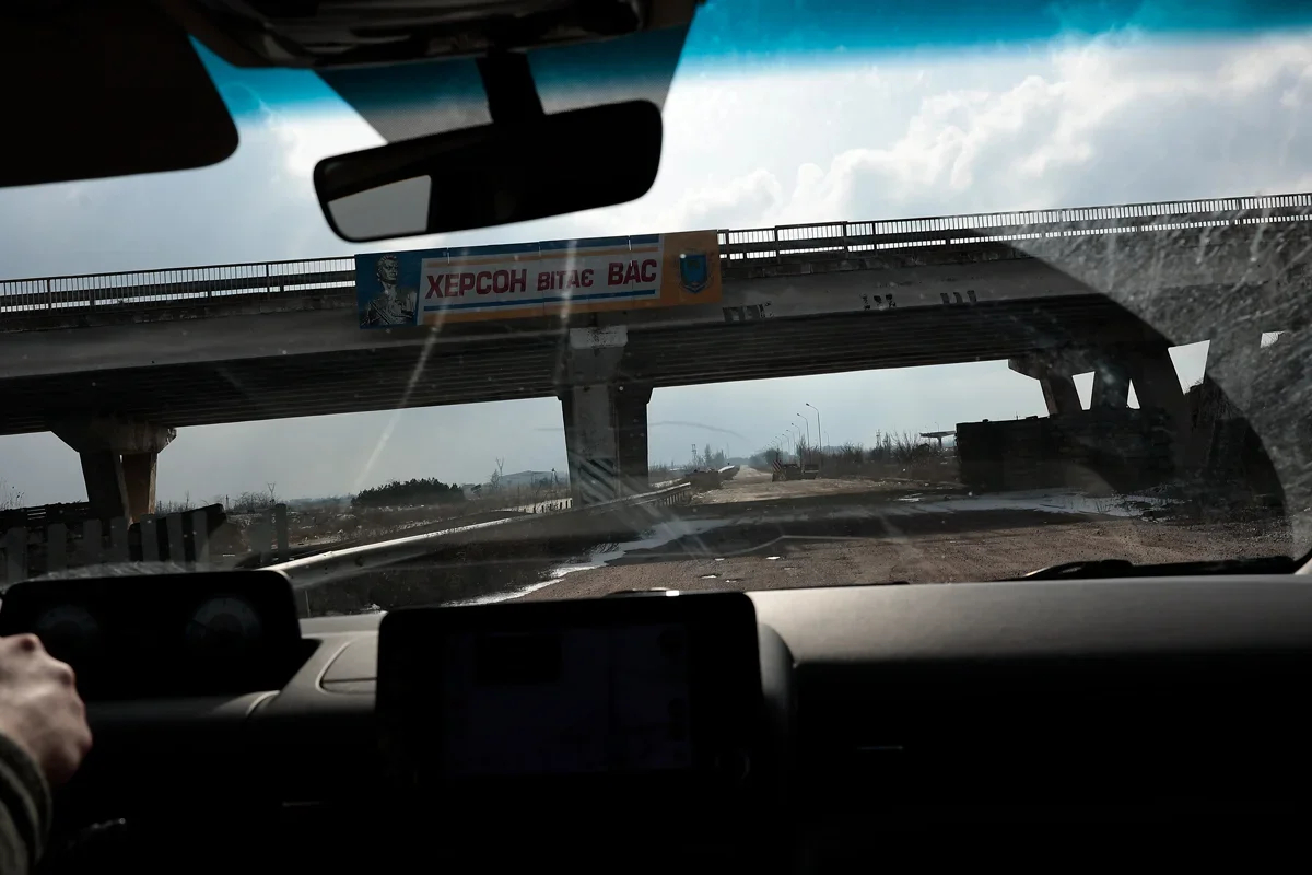 Driving into Kherson, February 2025. Photo: Vasily Krestyaninov / Novaya Gazeta Europe