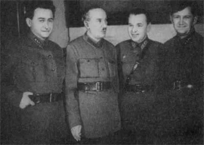 Яков Агранов, Генрих Ягода, неизвестный и Станислав Реденс, 1934 год. Фото: Kl833x9~commonswiki / Wikimedia (PD)