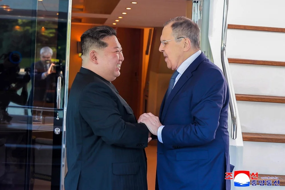 North Korean leader Kim Jong Un greets Russian Foreign Minister Sergey Lavrov during a meeting in Wonsan, North Korea, 12 July 2025 Photo: EPA/KCNA