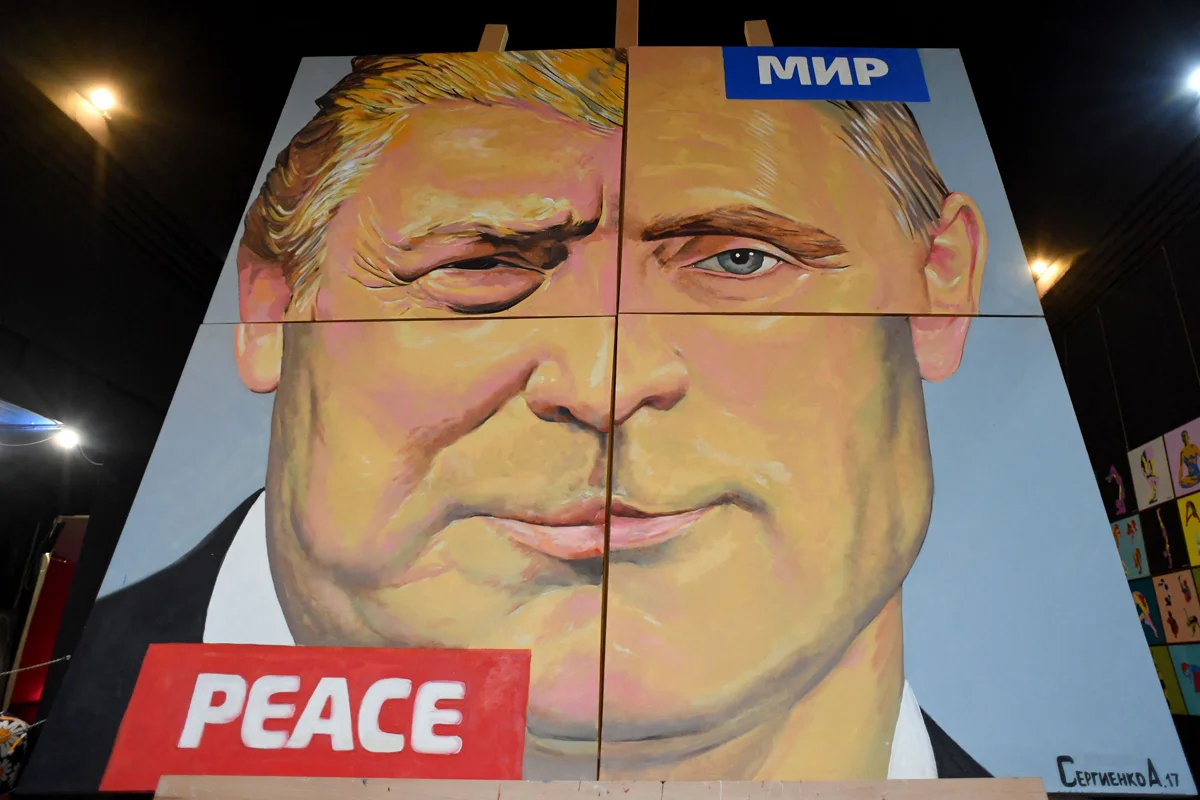 Картина российского художника Алексея Сергиенко «Мир — миру» с изображением Путина и Трампа в галерее Сергиненко в Санкт-Петербурге, 12 марта 2025 года. Фото: Ольга Мальцева / AFP / Scanpix / LETA