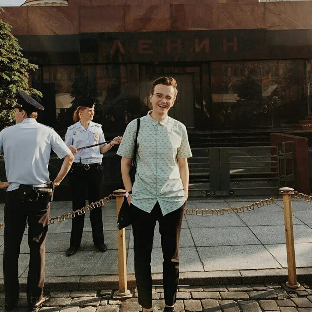 Michał Pyzik visits Lenin’s Mausoleum in Moscow. Photo: @konfucjana / Instagram