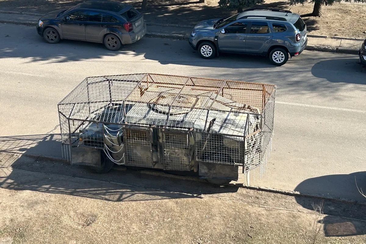 Машина украинских военных, приехавших выпить кофе в кофейне Краматорска. Фото Дмитрия Дурнева