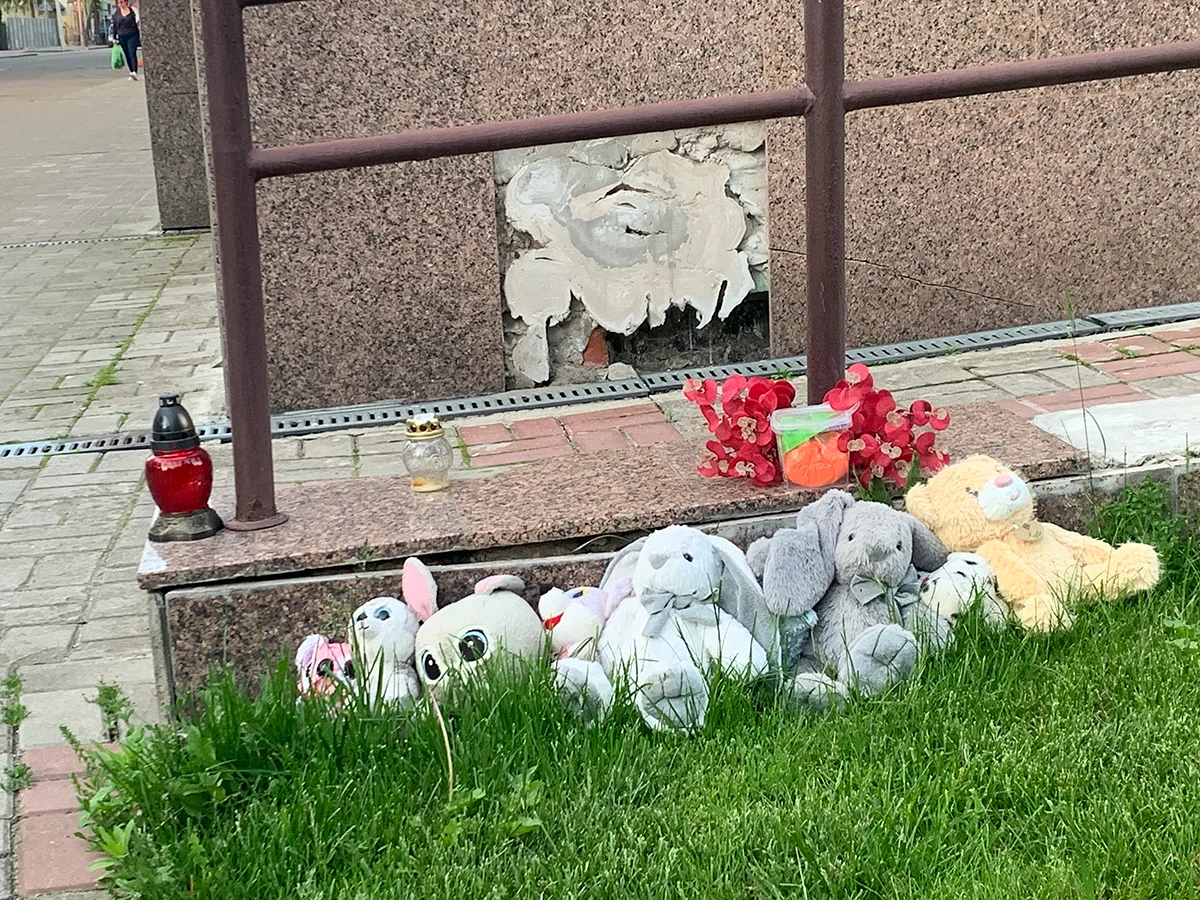 Игрушки и цветы в память о погибших. Фото: Ольга Мусафирова