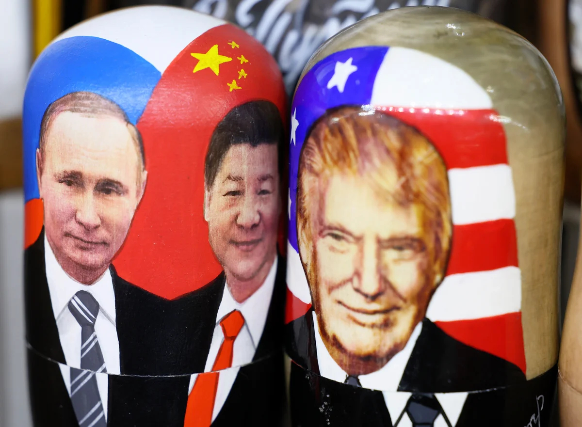 Матрёшки с изображением Владимира Путина и Дональда Трампа в сувенирном магазине в Москве, 13 февраля 2025 года. Фото: Максим Шипенков / EPA